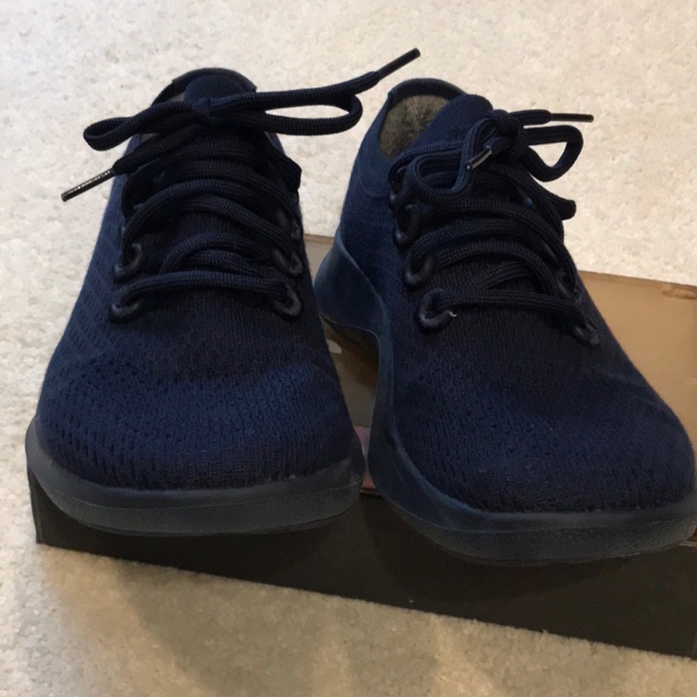 AllBirds navy sneakers, excellent condition, size W8.5